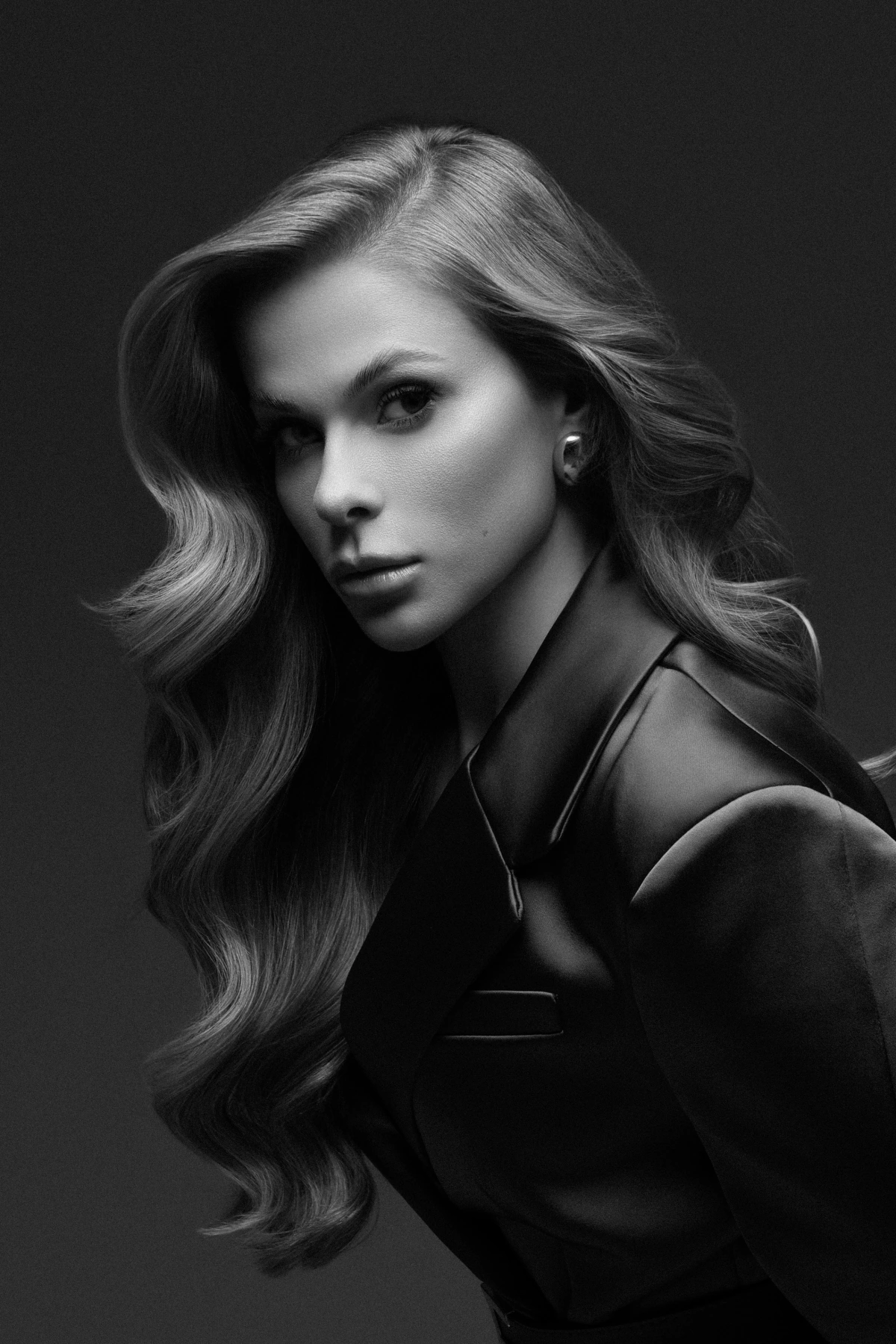 Retrato em preto e branco de Thainá Sampaio, com luz que valoriza sua expressão