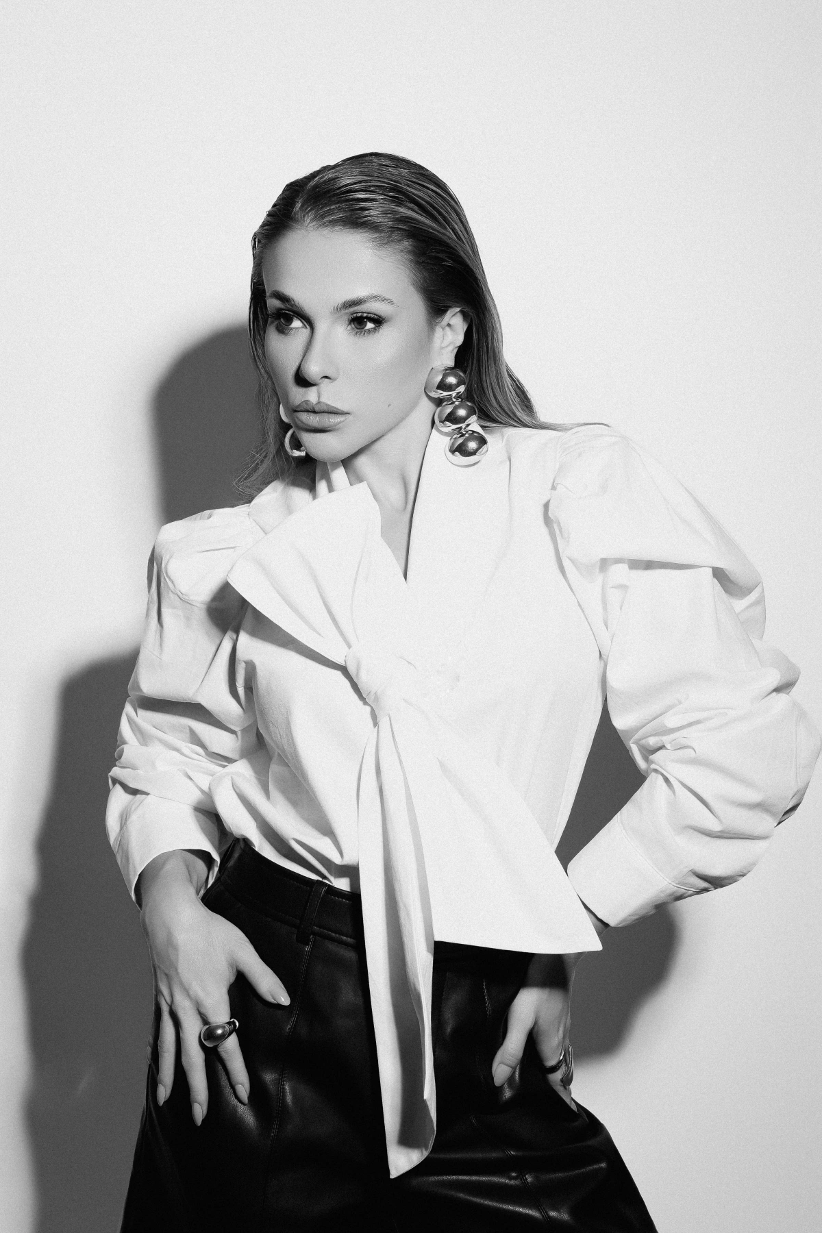 Retrato em preto e branco de mulher com blazer branco, capa do curso Luz em Foco